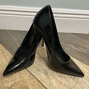 Black express pumps